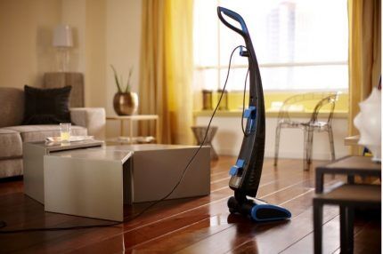 Upright vacuum cleaner with wire