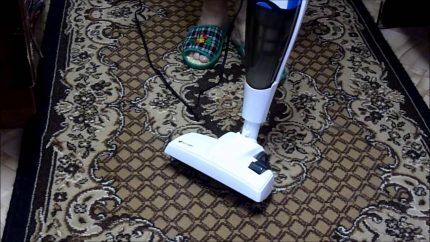 Cleaning carpet with an upright vacuum cleaner