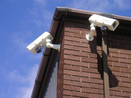 Placing video cameras in the corners of the building