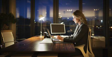 Frau arbeitet im Büro