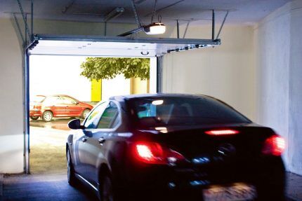 La voiture sort du garage