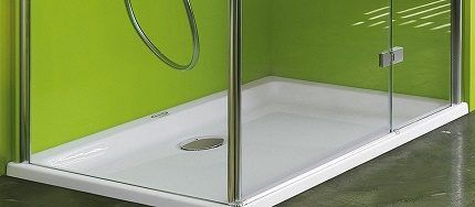 Shower box with tray