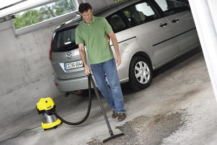 Karcher vacuum cleaner in the garage