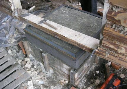 Monolithic concrete foundation for the construction of a stove