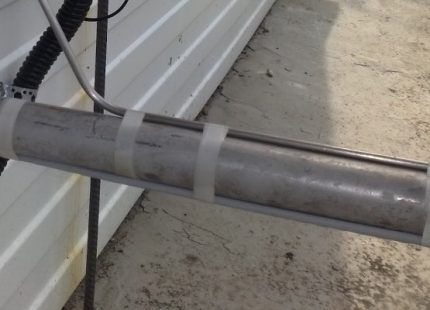 Heating cable on a pipe