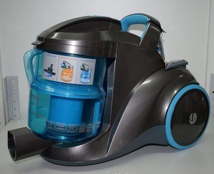 Vacuum cleaner with aqua filter