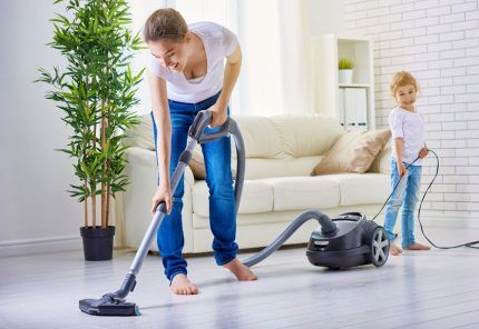 Het schoonmaken van de vloer in de kamer