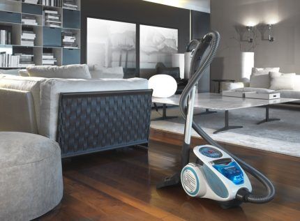 Aspirapolvere Hoover su pavimento liscio