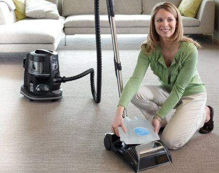 Washing vacuum cleaner in the interior