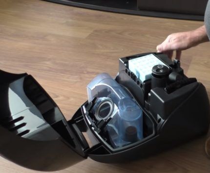 Opening the vacuum cleaner lid