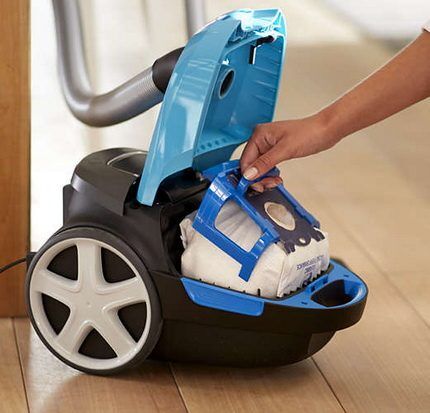 Vacuum cleaner with dust bag