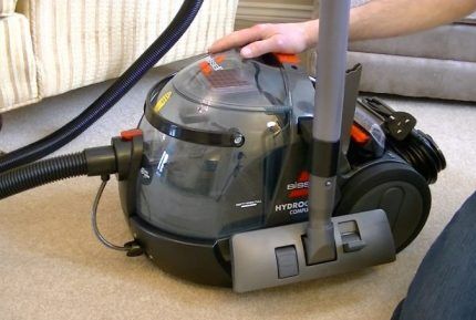 Model of a vacuum cleaner with an aqua filter