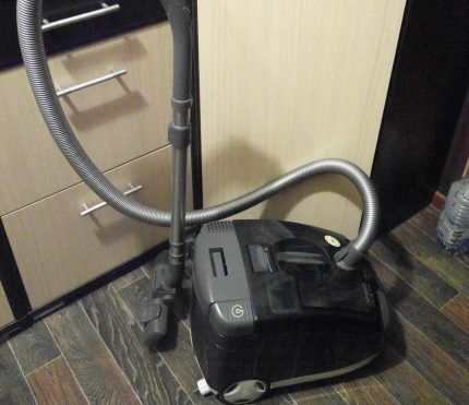 Vacuum cleaner with vertical parking