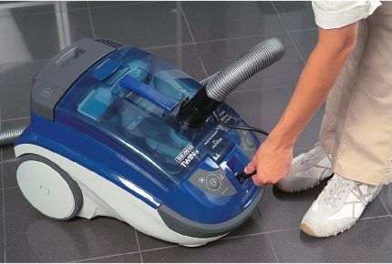 Washing vacuum cleaner with aqua filter