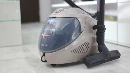Steam vacuum cleaner with vertical parking