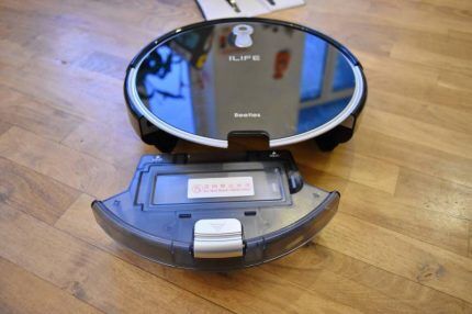 Garbage container in a robot vacuum cleaner