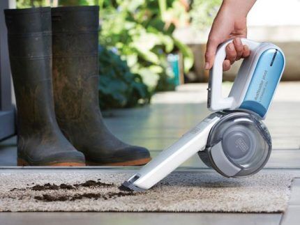 Cleaning with a handheld vacuum cleaner