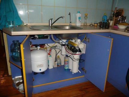 Filter with storage tank