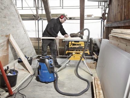 The vacuum cleaner operates in dust removal mode