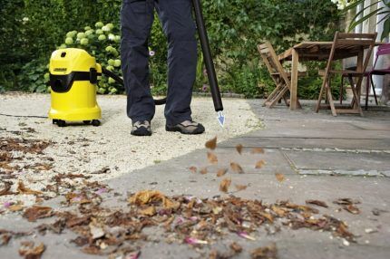 Construction vacuum cleaner operates in blowing mode