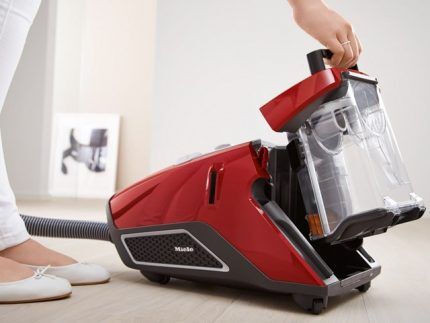 Red Miel vacuum cleaner