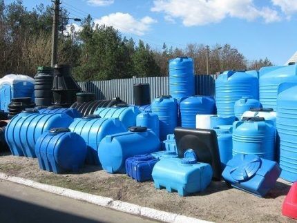 Plastic tanks of different sizes