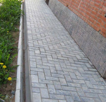 Blind area made of paving slabs