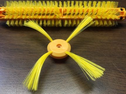 Robot vacuum cleaner brushes