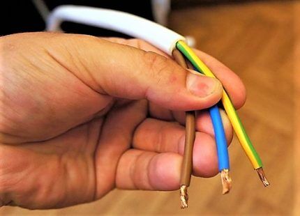 Three-core color-coded cable