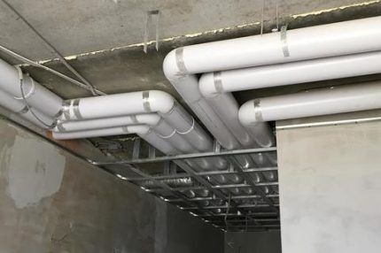 Instalação de ventilação a partir de tubos de plástico