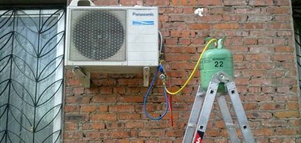 Refrigerant charging via pressure gauge