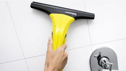 Handheld window vacuum cleaner