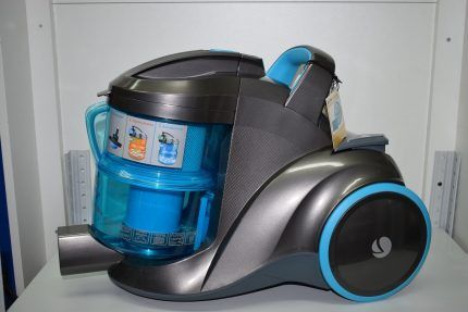 Vacuum cleaners with aqua filter