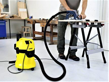 Industrial vacuum cleaner KARCHER MV3P in operation