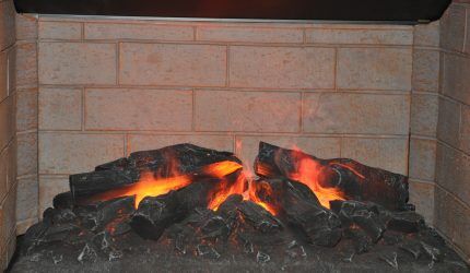 Verbrennen von Holzscheiten zum Reinigen von Schornsteinen