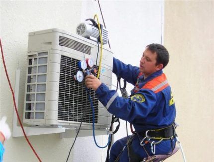 Pressure testing of the air conditioning system