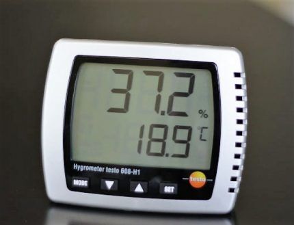 Hygrometer with alarm system