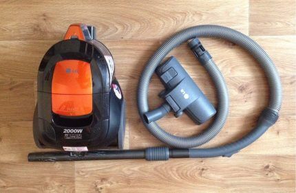 Vacuum cleaner LG2000w with telescopic pipe