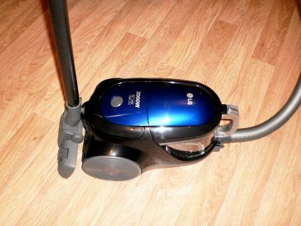 LG vacuum cleaner with vertical parking