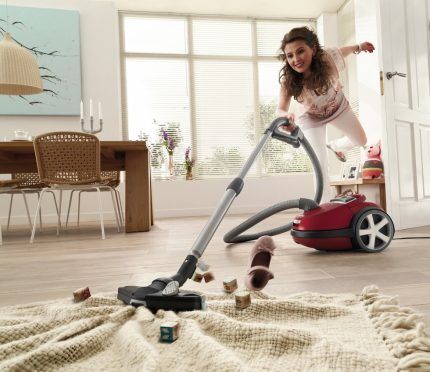 Cleaning carpet with a powerful vacuum cleaner