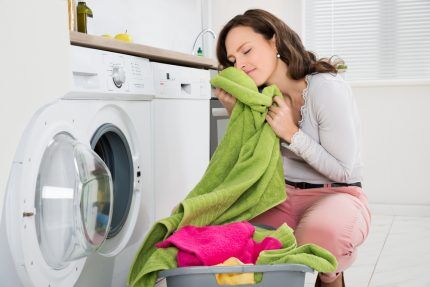 Femme sortant le linge de la machine à laver