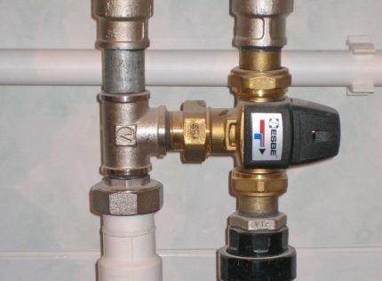 Three way thermostatic valve