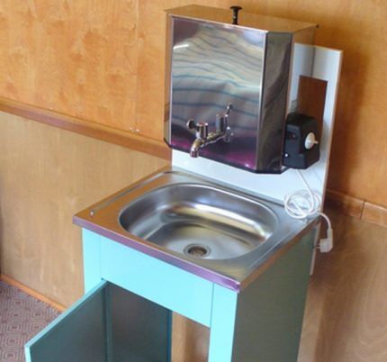 Heated washbasin for a summer house 