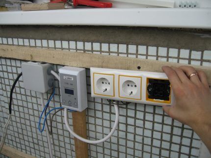 Installation du câblage électrique sur la loggia