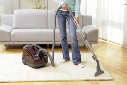 Carrying out wet carpet cleaning