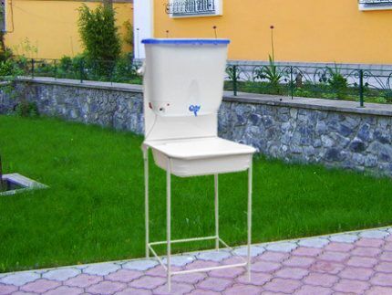 Washbasin without cabinet in the country
