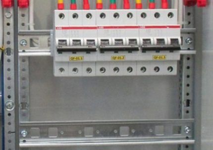 DIN rail para sa mounting equipment