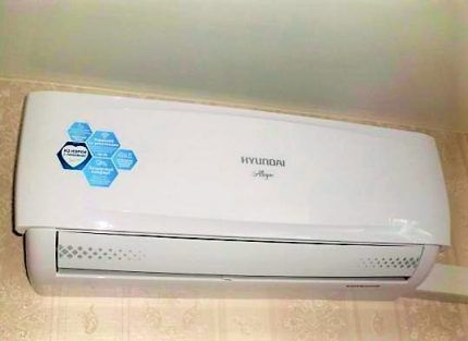 Indoor unit Hyundai H AR21 07H on the wall