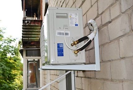 Bloc extérieur sur le mur d'un bâtiment