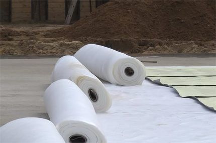 Insulating building material